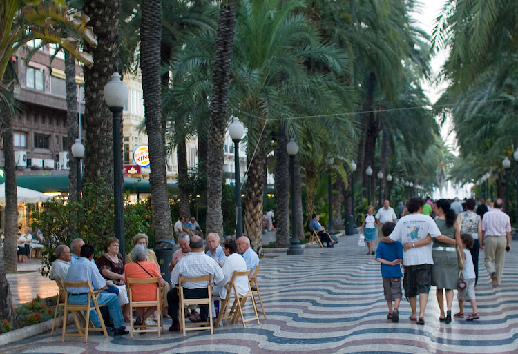 Esplanada de España, a group of older people talking