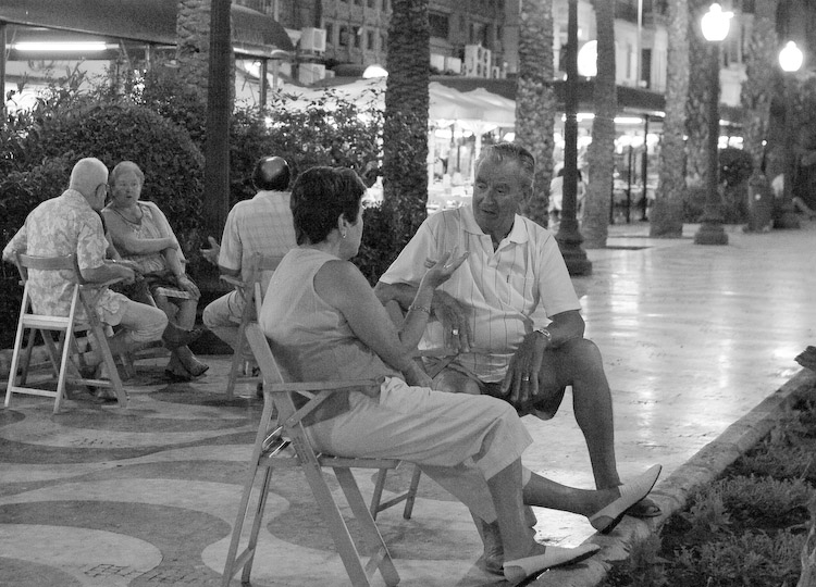 Esplanada de España, couple conversing